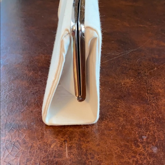 🤍 Vintage Ivory Clutch - Picture 3 of 5